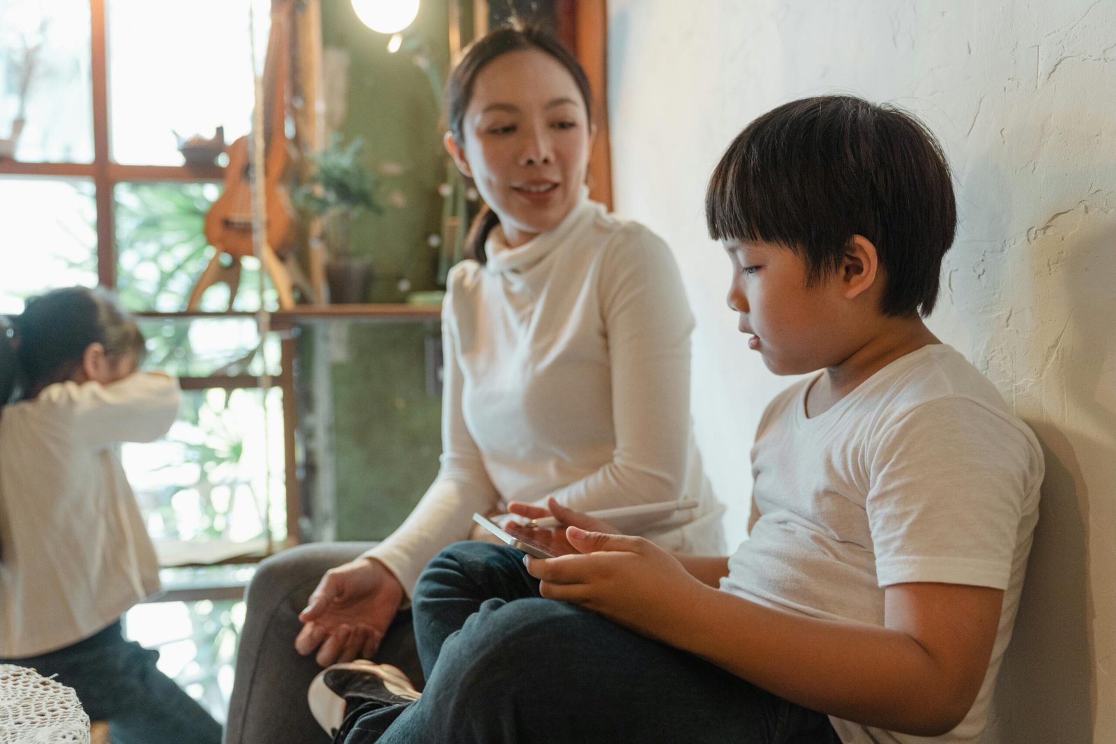 Parents helping their children by providing extra Chinese support