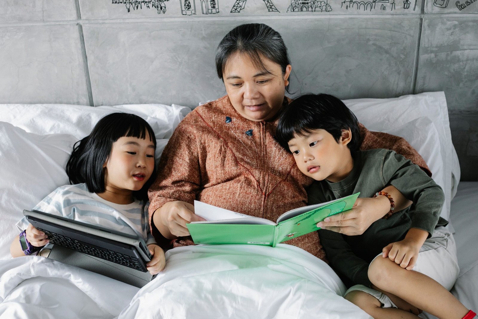 Parents accompanying kids to begin learning Mandarin