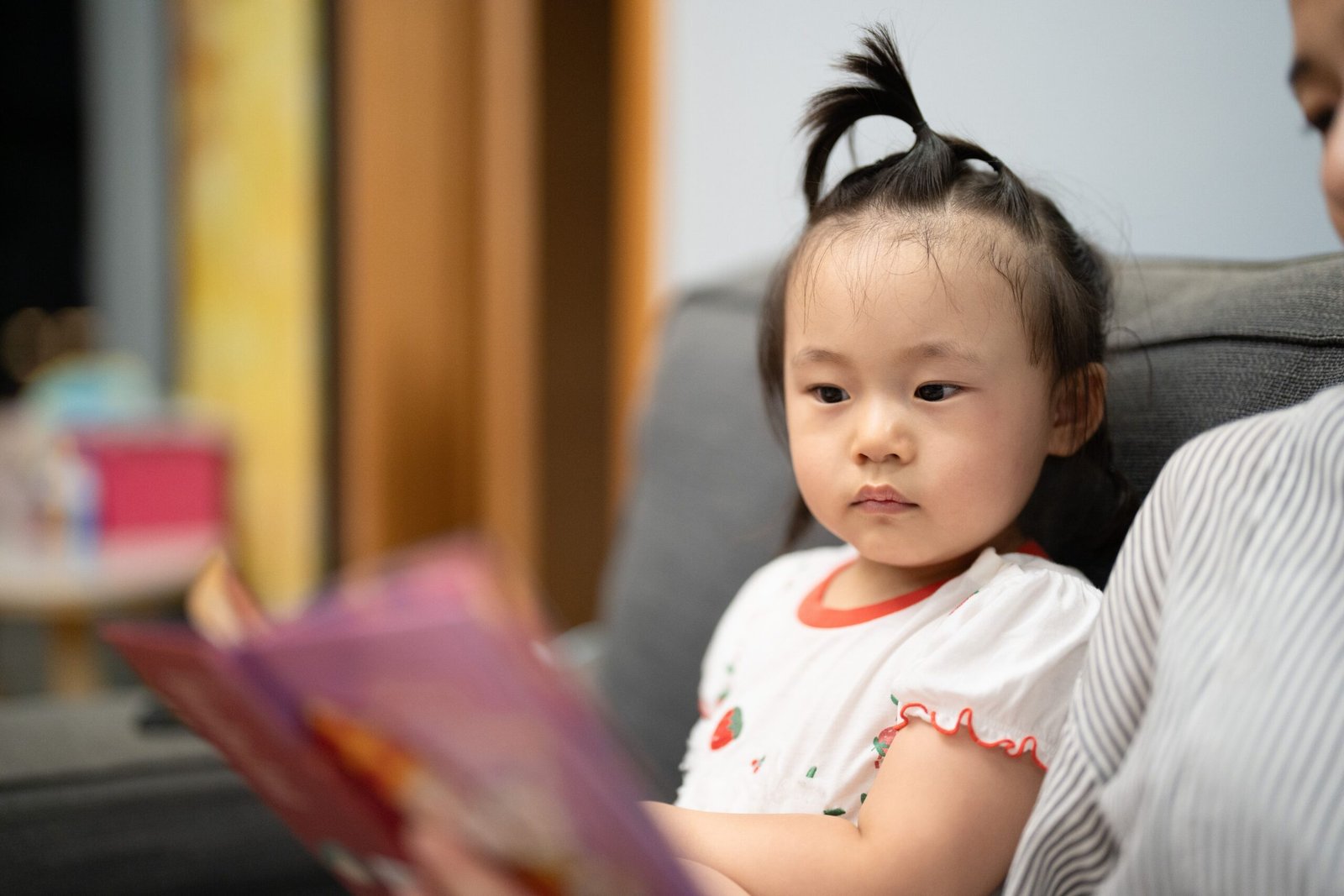 Parents helping children learn Chinese vocabulary