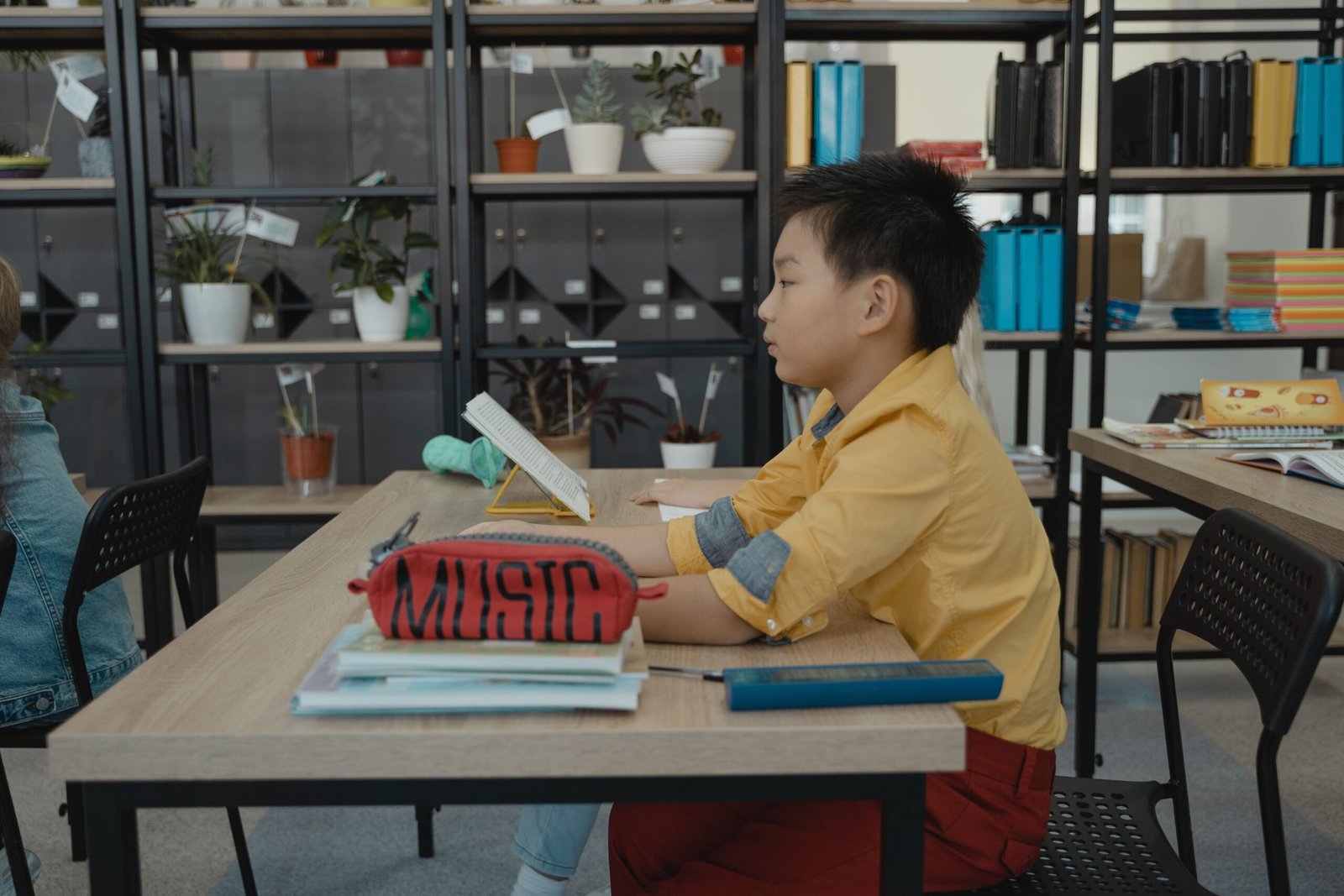 Mandarin textbooks are commonly used in formal education